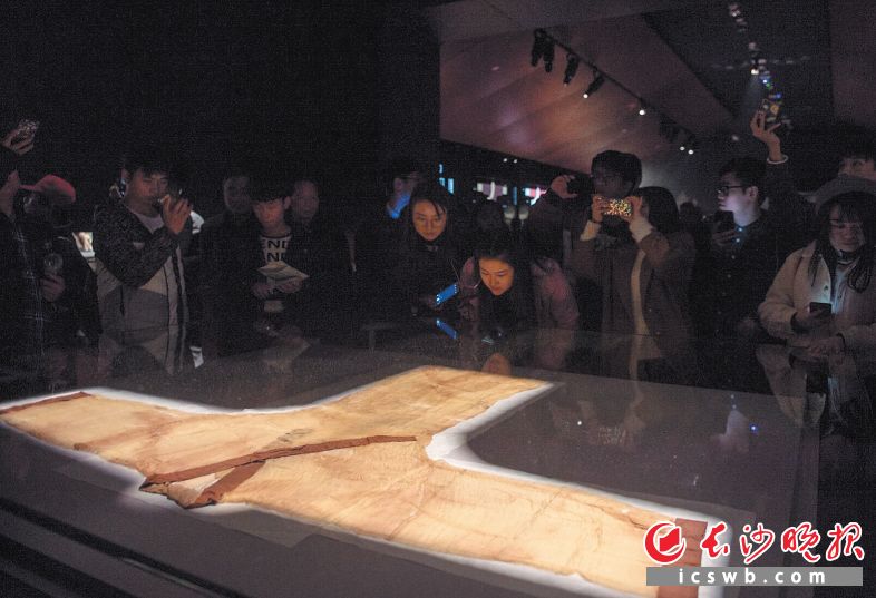 市民在省博物馆新馆参观马王堆汉墓出土的珍贵文物。均为长沙晚报记者 李锋 摄