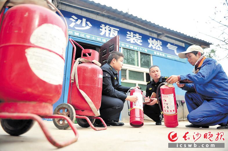 安全员对燃气店未年检的消防器材进行检查，并督促经营业主按消防要求配置好消防灭火器材。