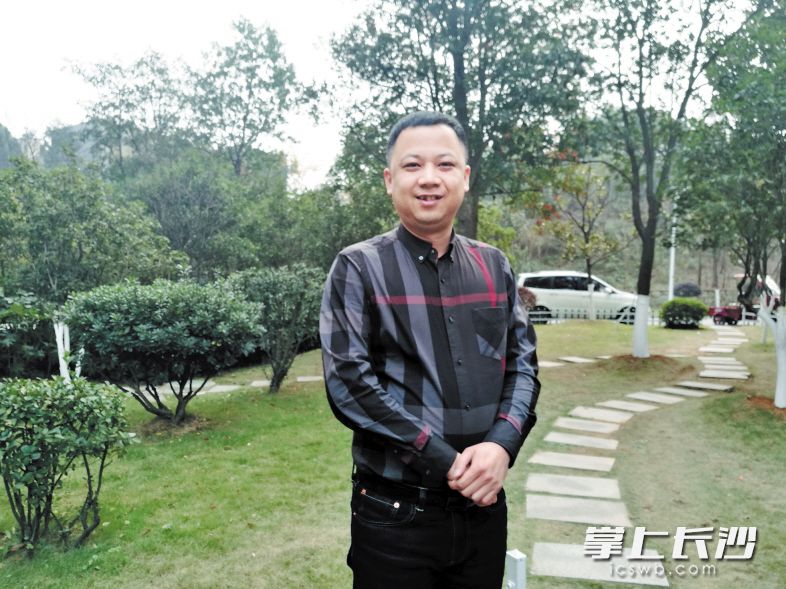 王楠为人憨厚、爱笑，爱好公益的他希望能为长沙文明城市建设贡献力量。 长沙晚报记者 王斌 摄