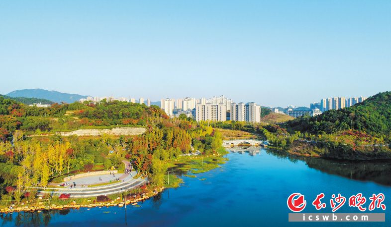 深秋，色彩斑斓的尖山公园宛如一幅油画，让人沉醉。邹麟 摄