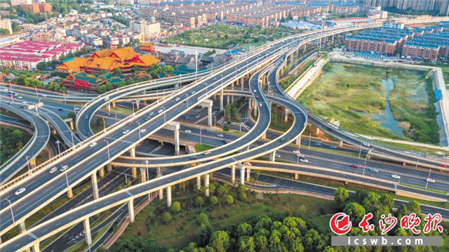长沙近年来不断推进城市快速路改造，提升城区通行效率。图为改造后的万家丽快速路，极大地缓解了城东南北交通压力。