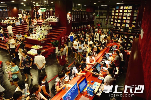 当当24小时O+O实体书店。 记者 邹麟 摄