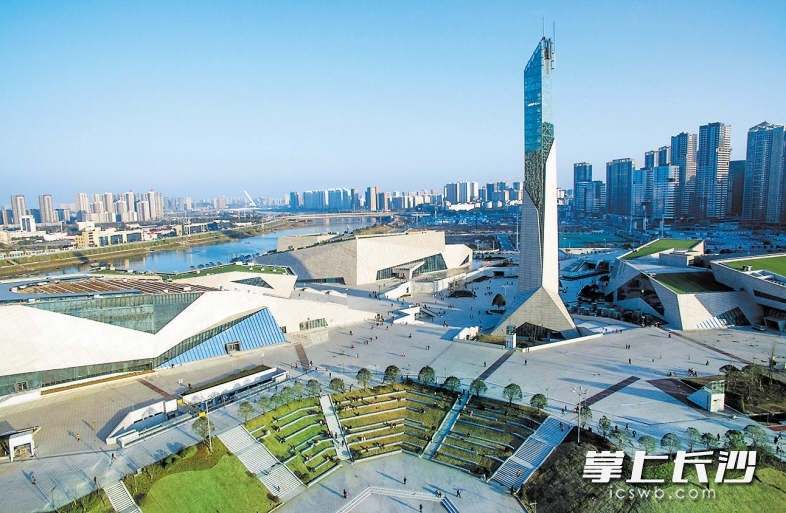 “三馆一厅”均是立体的多边形，就像河流冲击出来的沙堆砾石一般，从大地上雄伟崛起。 长沙晚报记者 李锋 摄