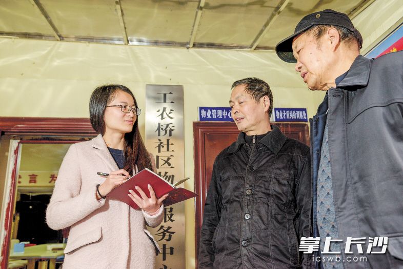 源于父母的影响，90后女孩程扬帆在大学毕业后进入社区工作，目前是天心区最年轻的社区主任。 长沙晚报记者 陈飞 摄