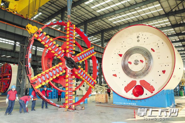 ▲铁建重工第二产业园内，一台盾构机正在组装。长沙晚报通讯员 刘晓东 摄