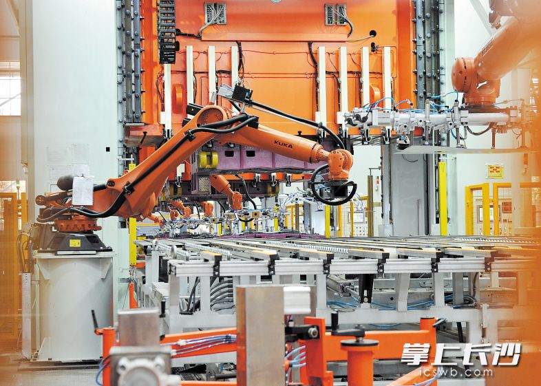 ▲新能源汽车车身装备及零部件智能制造工厂项目总投资额24.8亿元，是工业制造转型升级典型的代表项目。长沙晚报记者 王志伟 摄