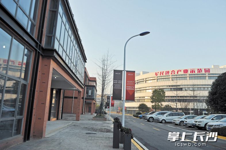 ▲军民融合产业示范园致力于承接和发展军民融合产业，精心打造集企业总部办公、军民融合、商务商业配套、金融服务、高新技术研发、后勤保障为一体的高新科技园区。 长沙晚报记者 王志伟 摄