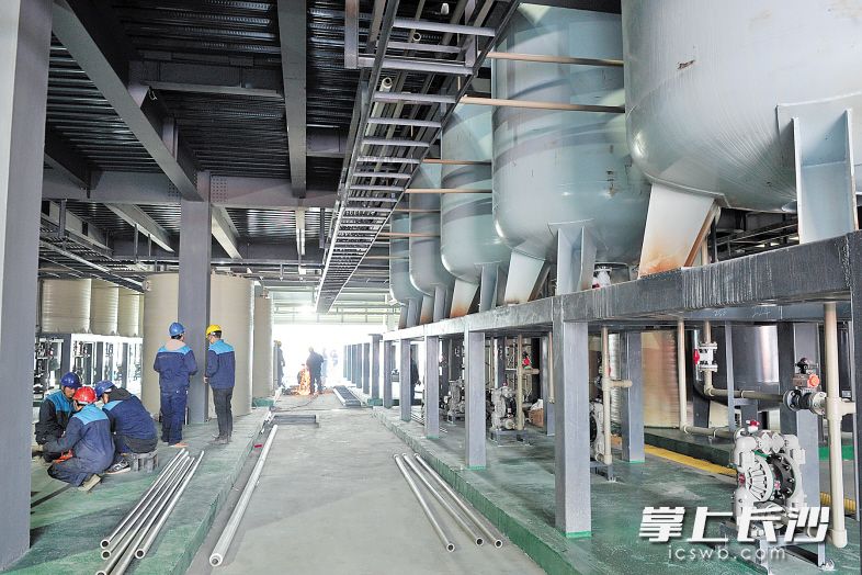 中伟新能源（中国）总部产业基地总投资52亿元，规划用地720亩，建设30栋生产车间、污水处理厂、研发中心等，主要研发、生产和销售适用于3C、动力汽车、储能和循环使用等领域的新能源锂电池材料。长沙晚报记者 王志伟 摄