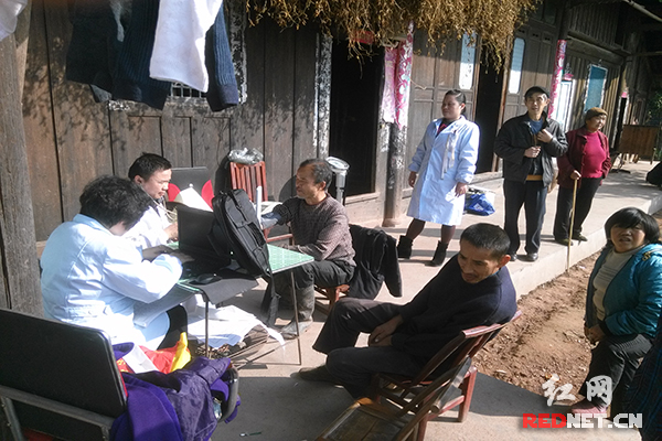 怀化：沅陵县深溪口开展健康扶贫冬季暖心服务活动