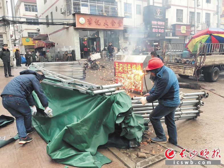 最后的露天烧烤围棚拆除后，夜宵摊点从此退出裕园小区。长沙晚报通讯员 周晖 摄