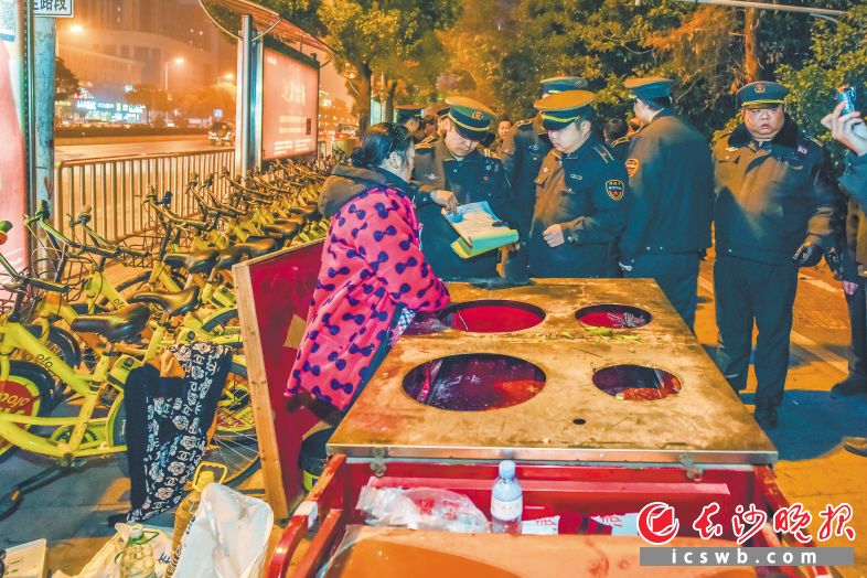 前晚，雨花区井湾子街道联合城管等部门展开行动，对占道经营的烧烤摊、夜宵摊等进行整治。长沙晚报记者 陈飞 摄