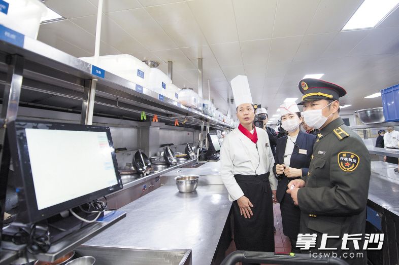 昨日下午，城管执法人员来到位于福元西路的徐记海鲜、丁食粮、食八达等多家餐饮门店，对油烟净化情况进行检查。 长沙晚报记者 黄启晴 摄