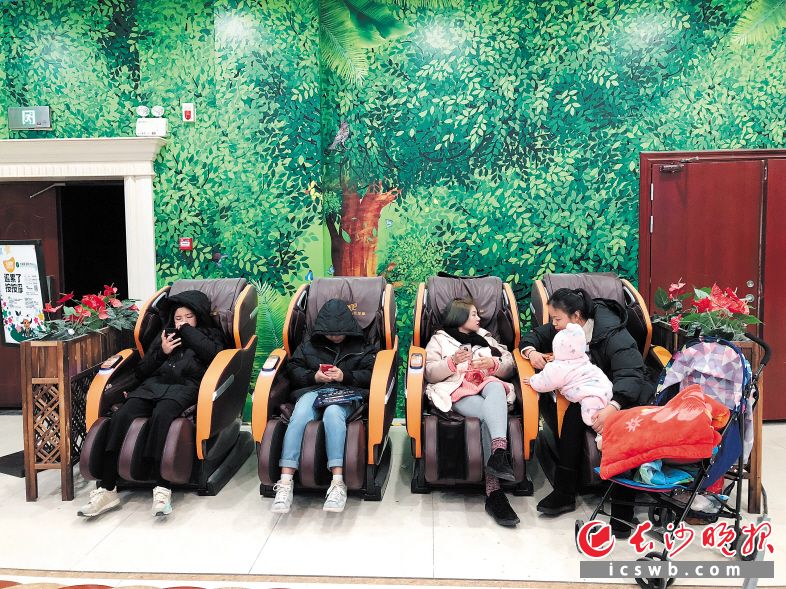 眼下，一种名为“共享按摩椅”的设备如雨后春笋般在长沙各大商场“遍地开花”。长沙晚报记者 刘琼萍 摄