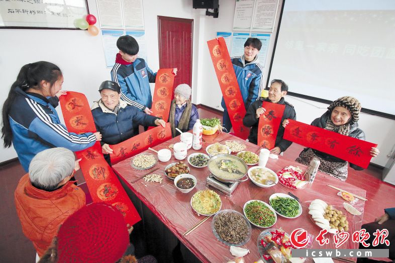 昨日的活动现场，学子们烹饪热腾腾的孝心宴，并将春联、中国结等作为礼物送给老人。长沙晚报记者 陈飞 摄