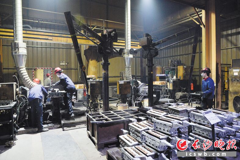 1月24日晚，市环保局和市环境监察支队对比亚迪厂区进行突击检查。长沙晚报记者 邹麟 摄