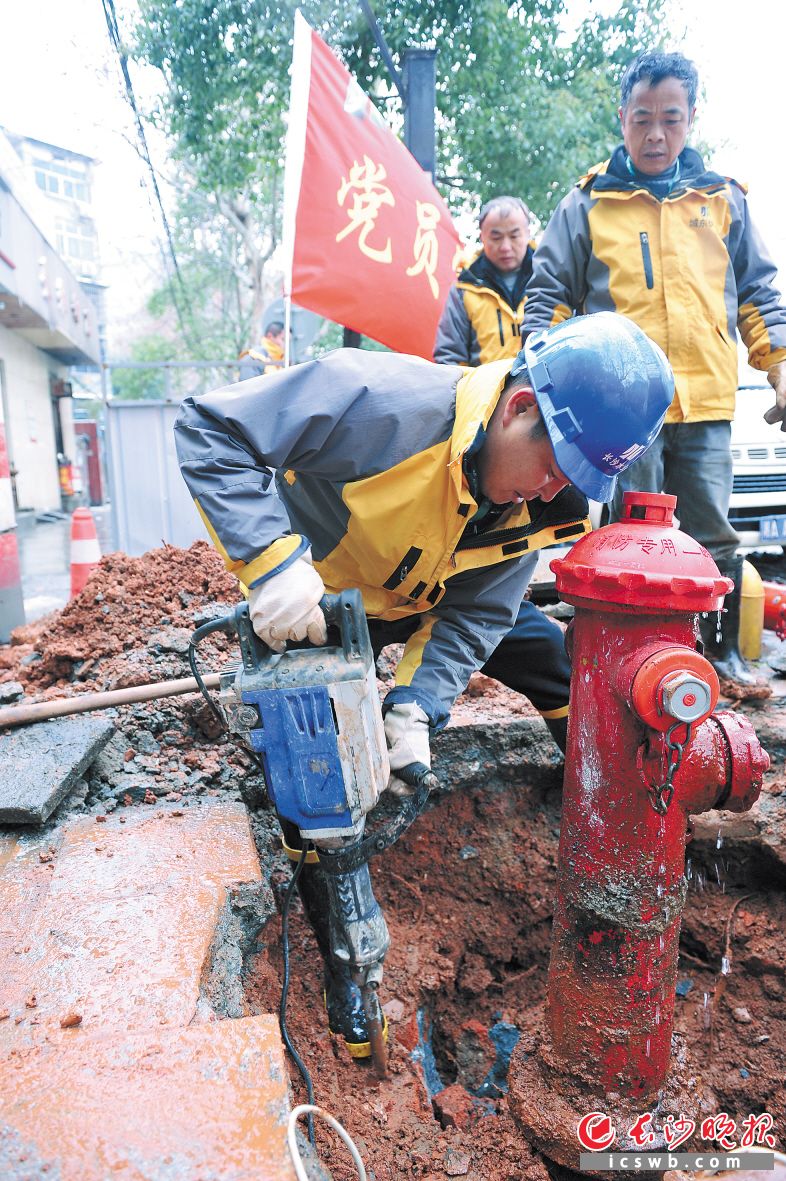 27日在曙光南路中烟公司路段，长沙供水公司工作人员正在对一处漏水的消防栓进行抢修。 长沙晚报记者 小刘军 摄