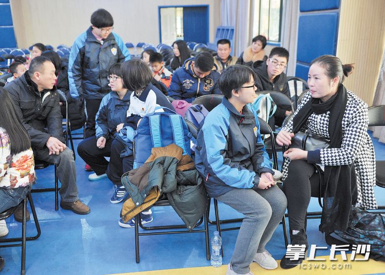 长郡中学的“学霸”型志愿者为大同古汉城小学的学生和家长们举行学习互动分享会。 长沙晚报记者 王志伟 摄