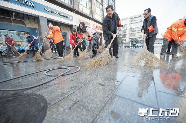 开福区伍家岭街道陡岭社区数十名志愿者，对阳光小区前坪、周边道路进行彻底清扫。长沙晚报记者 余劭劼 摄