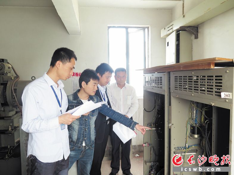 长沙市物业维修资金管理中心工作人员深入小区，指导物业维修资金使用。资料图片