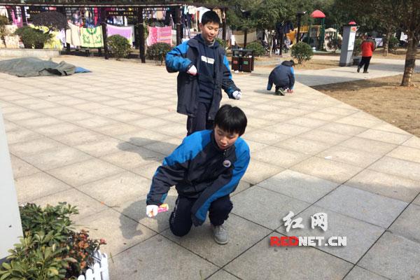 携手文明环保迎新年 中学生志愿服务走进社区