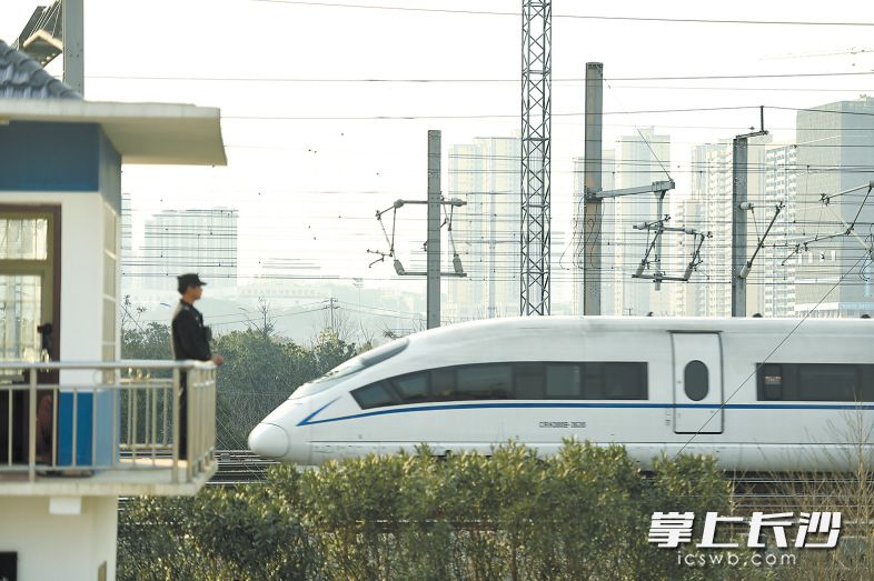 下午，一辆出站的高铁列车从岗亭经过，黄健雄警惕地盯着行车线路。