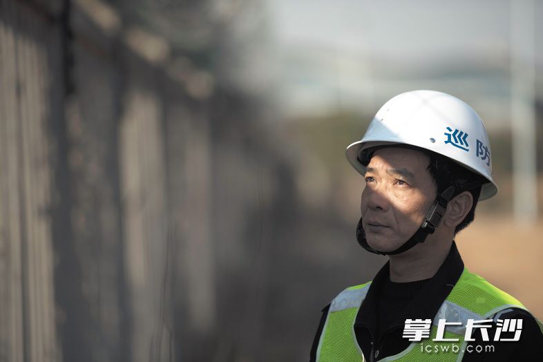 黄健雄出神地看着高铁护栏，护栏的每一道裂痕他都要登记在册，并通知工务进行养护。