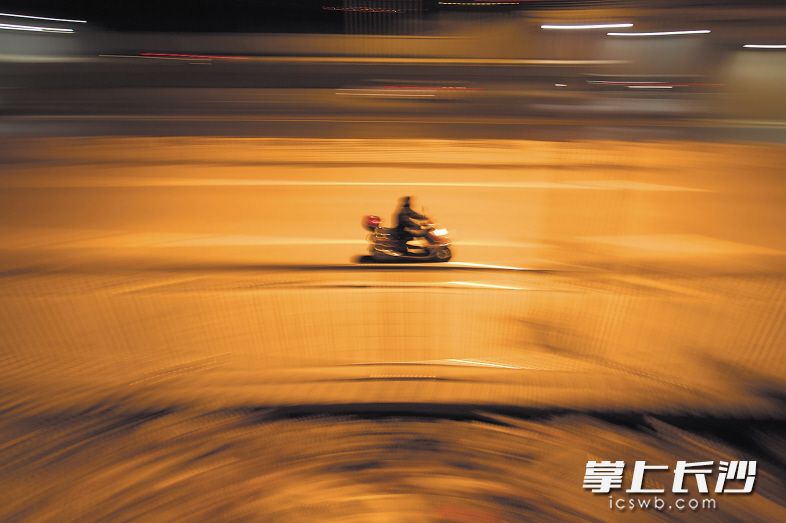 因为负责的路段横跨了几条主干道，走过去耗时较长，黄健雄骑车去对面进行巡查。