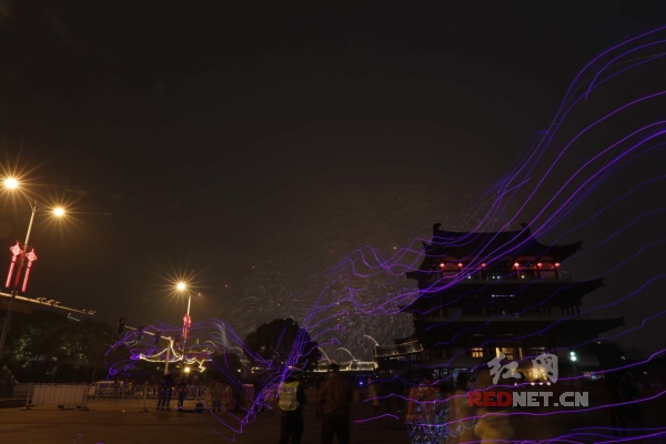 除夕夜 数万居民在杜甫江阁观看橘子洲头新年