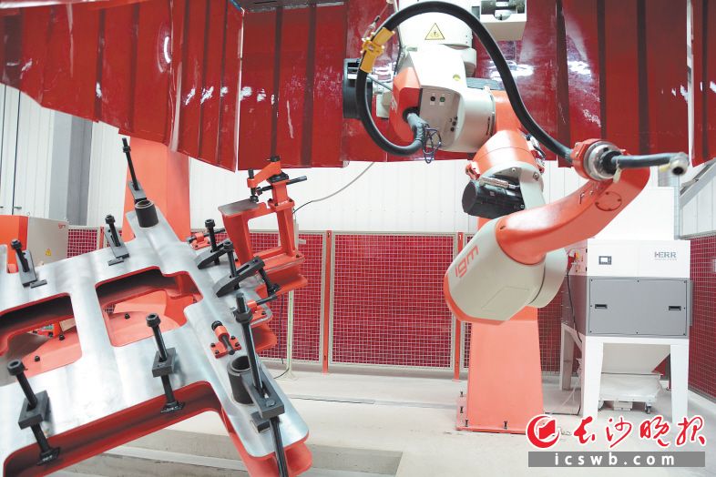 在中国通号生产车间内，焊接机器人的焊接误差控制在0.5毫米以内。段欣妤 摄