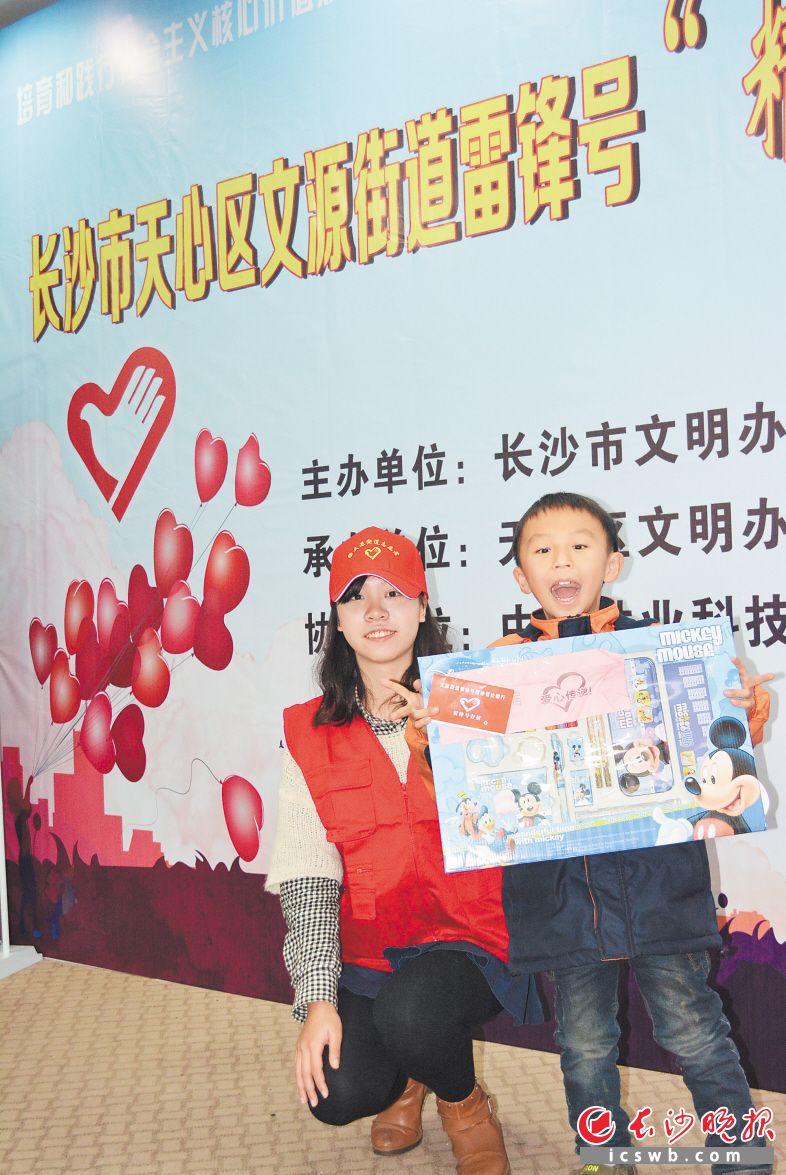 黄伊琳（左）经常参加志愿服务活动，她还把学校颁给她的见义勇为奖金全部捐赠给学校的“雷锋超市”。资料图片