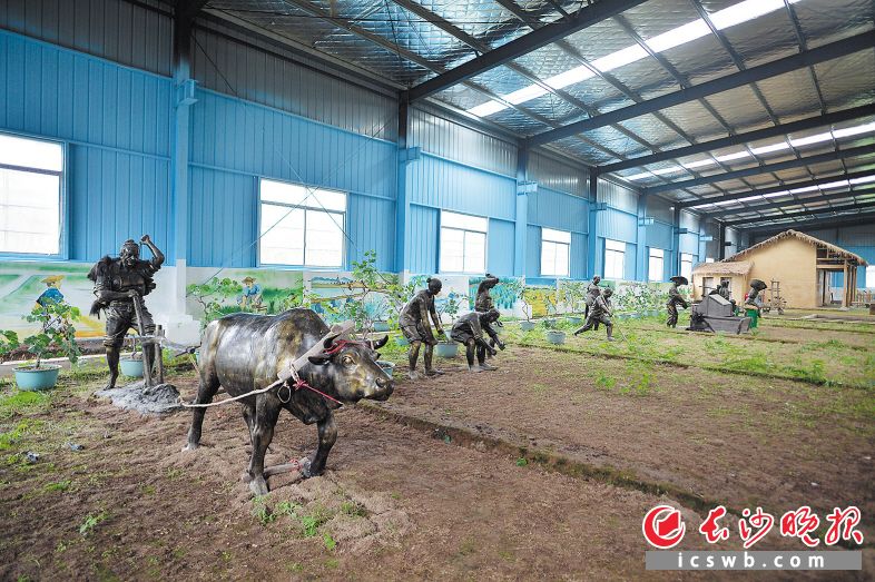 ↑刘文胜花费3年时间，跑遍湖南各地农村，收集了200多件传统农耕工具，建了一个农耕文化馆。