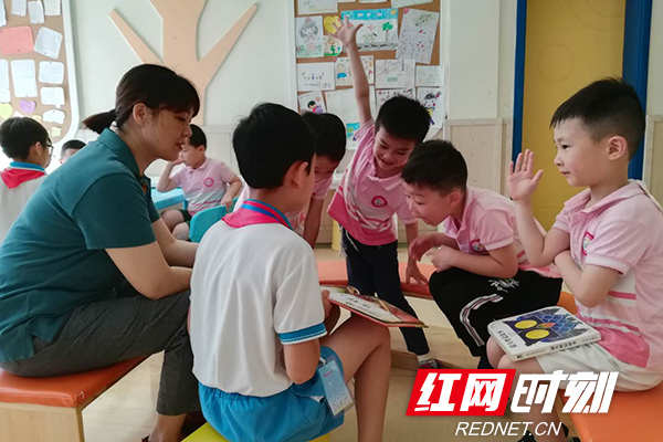 书包太重对孩子有啥影响？小学体育老师做研究