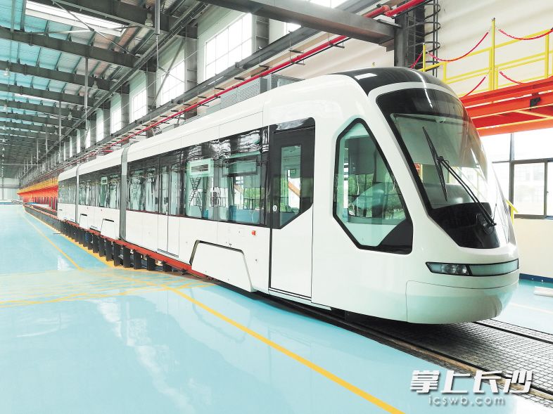 “先锋号”有轨电车已经初步定型，在经过最后的调试和准备后，即将奔驰在长沙市指定线路上。