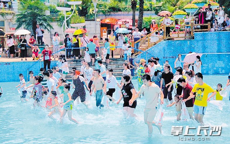 长沙海底世界“六一”邀请大人小孩放肆玩水。均为长沙晚报记者 张洋子 摄