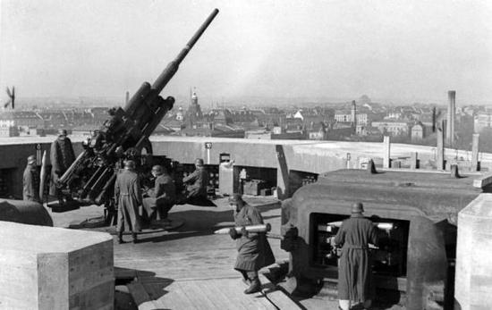 揭秘二战柏林纳粹炮塔:防空对地火力惊人