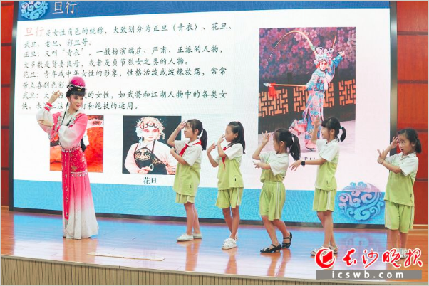 昨日，开福区45分钟戏曲课堂在新竹第二小学开课。长沙晚报通讯员 陈炯 摄