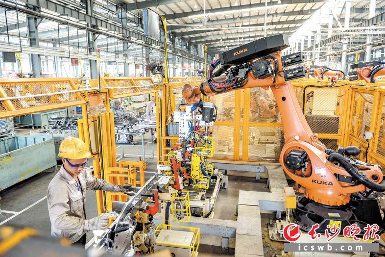 湖南晓光汽车模具有限公司智能工厂完成主体