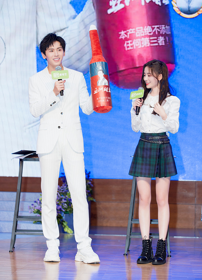 张哲瀚亮相芸汐传粉丝见面会 大玩反串暖心宠