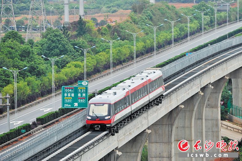 长沙磁浮快线，是中国首条拥有完全自主知识产权的中低速磁浮铁路。长沙晚报记者 王志伟 摄