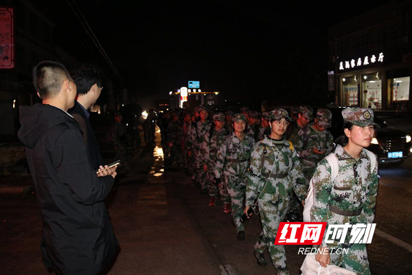 历时18个小时  800余名大学生冒雨坚持徒步韶山行 