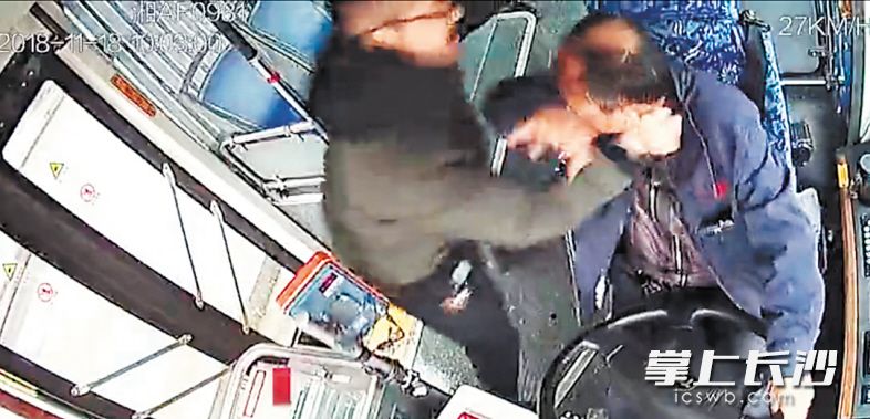 长沙:一男子殴打公交车司机 车上乘客赶紧制止