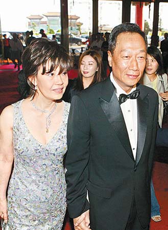 郭台铭(右)当年牵着妻子林淑如的手,参加儿子郭守正的婚礼