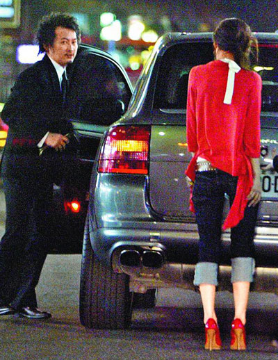 图:<em>观月雏乃</em>勾保时捷男 旁若无人任对方爱抚_
