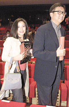 图:钟楚红否认老公患癌