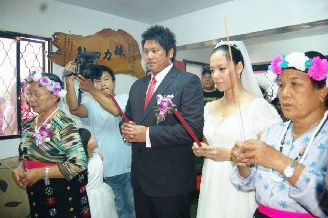 图:<em>张惠妹</em>取消通告赴妹妹婚宴