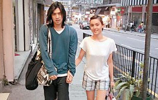 组图:陈柏霖与女友出租车内激吻