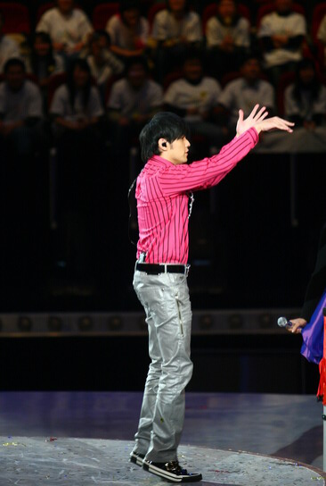 开球礼投篮10中1 周杰伦死撑尴尬红脸(图)_娱