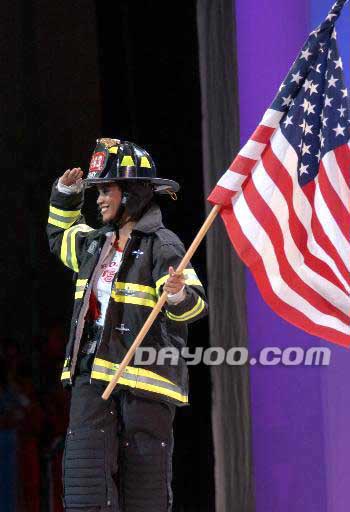 美国小姐穿上消防服+环球小姐选美也反恐(图