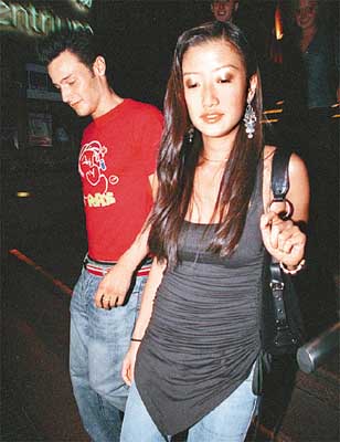 谢霆锋妹妹与男友在车中<em>接吻</em>脱裙子