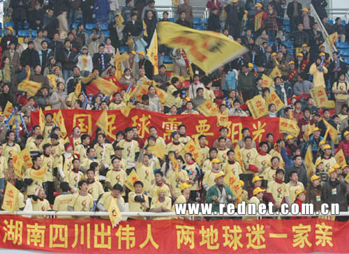 足协杯决赛现场图片 四川球迷站成看台黄色海